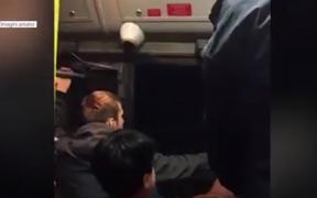 Uşile tramvaielor din Craiova se deschid în mers. Pentru a se feri de accidente, oamenii fac tot felul de improvizaţii (Video)