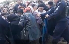 Credincioșii s-au călcat în picioare ca să intre în altarul Mănăstirii Măxineni din judeţul Brăila