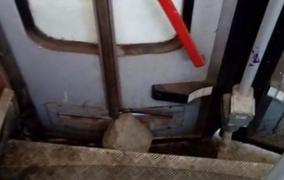 În Craiova, călătoria cu tramvaiul este o aventură periculoasă. Uşile garniturii se deschid în timpul mersului şi călătorii le fixează cu bolovani (Video)