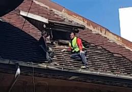 Incident dramatic în Capitală! Schelă prăbușită, doi muncitori au rămas blocaţi pe un acoperiş