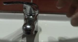 Constanța: Furnizorul și distribuitorul de căldură se ceartă, oamenii se spală la lighean