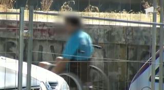 Scene incredibile surprinse în centrul Bucureştiului. Un bărbat simulează accidente în scaunul cu rotile
