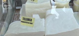 Telemeaua de Sibiu, în centrul unui scandal uriaş. După ce a devenit produs protejat naţional, mulţi ciobani se plâng că nu mai au voie să o vândă
