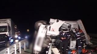 Accident grav pe autostrada Arad-Nădlac! Un șofer a murit strivit, după ce a scăpat camionul de sub control