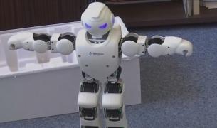 Tratament inedit: Robotul Vasile, prietenul copiilor care suferă de autism