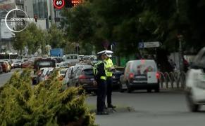 Unii şoferi folosesc ilegal telefonul la volan, de faţă cu Poliţia