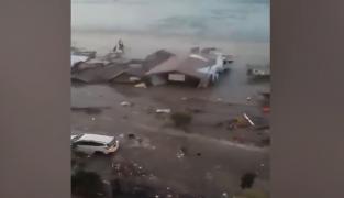 384 de oameni au murit după ce două cutremure puternice, unul urmat de tsunami, au lovit Indonezia