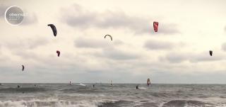 Zeci de kiteri au zburat deasupra mării agitate şi au oferit un spectacol inedit