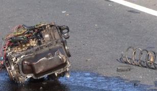 Accidentul de la Huedin a fost atât de violent, încât motorul uneia dintre mașini a sărit în aer