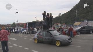 Festival de tunning la Cetatea Deva: mașini tunate și fete frumoase