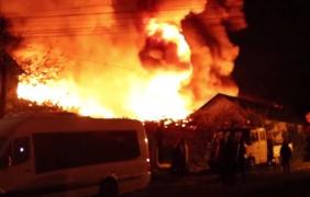 Incendiu violent la un magazin alimentar din Zalău