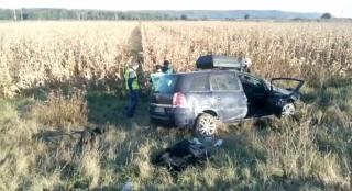 Primele imagini de la accidentul cumplit în care au murit 3 oameni, pe "Drumul Morţii", în Vrancea. Şoferul ar fi adormit la volan (Video)