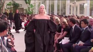 Ținute practice, prezentate la Săptămâna Modei de la Paris. Pe podium au urcat şi atlete sau celebrităţi