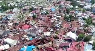 Bilanţul cutremurelor urmate de tsunami în Indonezia depăşeşte 1200 de morţi. Mai multe localităţi au rămas izolate