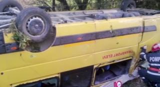 Un microbuz şcolar din Hunedoara s-a răsturnat pe o şosea din judeţ. Patru copii au ajuns la spital
