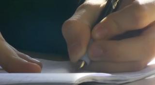 Copilul de nouă ani care şi-a ucis bunica, refuzat de trei şcoli şi de vecini. Decizia luată de mama sa