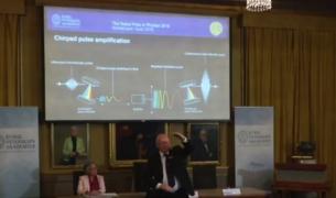 Premiul Nobel pentru Fizică a fost câştigat de trei oameni de ştiinţă.Fiecare premiu valorează 1 milion de dolari