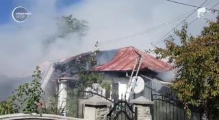 Incendiu puternic în localitatea Măgurele. O casă a ars complet şi alte trei au fost ameninţate de flăcări