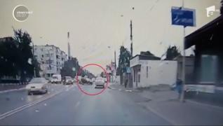 O şoferiţă din Constanţa, protagonista unui accident spectaculos, într-un sens giratoriu (Video)