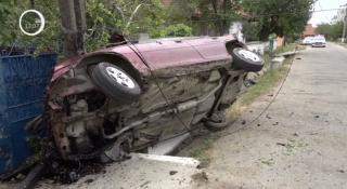Accident teribil, produs de un tânăr fără permis, în Mehedinţi. Maşina a spulberat un stâlp de electricitate şi s-a răsturnat pe şosea