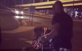 Floyd Mayweather i-a oferit 1.000 de dolari unui om al străzii, aflat într-un scaun cu rotile