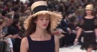 Chanel şi-a prezentat colecţia pentru primăvara-vara 2019 pe plajă