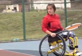 Cristina Deac joacă tenis de performanţă, deşi este imobilizată într-un scaun cu rotile