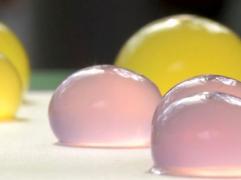 Londonezii au creat recipiente de apă comestibile