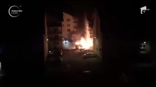 Imagini uluitoare în Cluj-Napoca. Un autoturism de lux a ars ca o torţă, în parcarea unui bloc