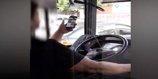 Un şofer de autobuz din Piteşti, filmat de un călător în timp ce se uita în telefon