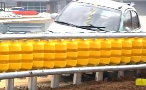 Proiect-pilot: Parapete pe role, montate în cele mai periculoase curbe din România