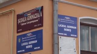 Profesorul acuzat că ar fi lovit un elev, la şcoală, în timpul orei, riscă să fie concediat. Totul ar fi pornit după ce tânărul l-ar fi jignit pe dascăl