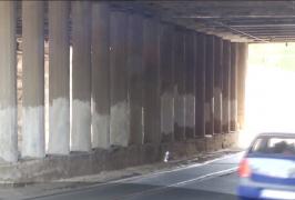 Podul Constanţa, vopsit cu dungi roșii pentru monitorizare, deși stă să cadă