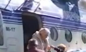 Momente neplăcute. Viorica Dăncilă s-a lovit la cap în timp ce cobora din elicopter