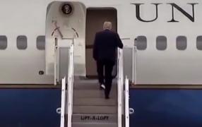 Donald Trump, moment jenant pe scările avionului Air Force One