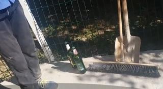 Șantierele din București seamănă cu un festival al berii. Aproape că nu există meşter fără o stică în mână