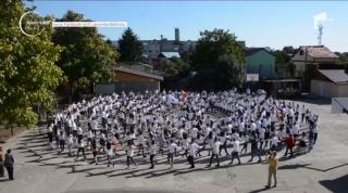 Ziua Internaţională a Profesorului, marcată într-un mod inedit la Mizil. Peste 400 de elevi s-au prins în Hora Unirii
