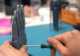 Cu doar 10.000 de euro poți controla toată casa cu un cip implantat în creier