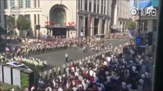 Modalitatea inedită a poliţiei chineze de a dirija circulaţia într-o importantă intersecţie din Şanhai