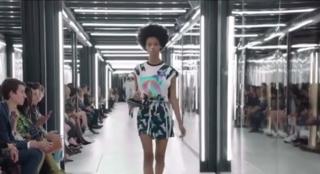 La Paris, săptămâna modei s-a încheiat cu prezentarea colecţiei Louis Vuitton, chiar în faţa Muzeului Luvru