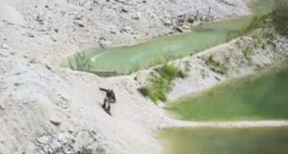 În Austria, la o carieră de piatră abandonată trei maeştri de wakeboarding au făcut spectacol