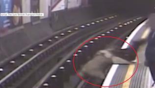 Fostul director al Eurotunnel a fost împins pe linia metroului, în Anglia. Într-o altă staţie, atacatorul a repetat fapta