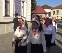 Reîntâlnire emoţionantă cu şcoala anilor '80, în oraşul Codlea. Copiii au defilat pe străzi, cântând imnul pionerilor