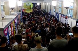 Mii de tineri români au stat la coadă ca să se înscrie la o Universitate din străinătate