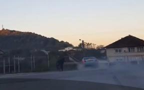 Un şofer fără permis a fost la un pas să spulbere doi oameni, în Caraş Severin