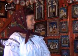 Soţia preotului din Săpânţa pictează icoane pe sticlă. Din mâinile sale ies adevărate comori