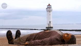 O păpuşă de dimensiuni gigantice a fost adusă pe o plajă din Anglia