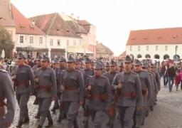 Paradă cu soldaţi şi maşini de epocă la Sibiu, cu ocazia Centenarului