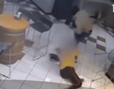 Curaj nebun! O româncă din Italia s-a luptat cu un bărbat care a jefuit barul în care lucra tânăra