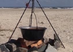 Bucătarii de pe litoral au pregătit cea mai delicioasă ciorbă de pește, direct pe plajă